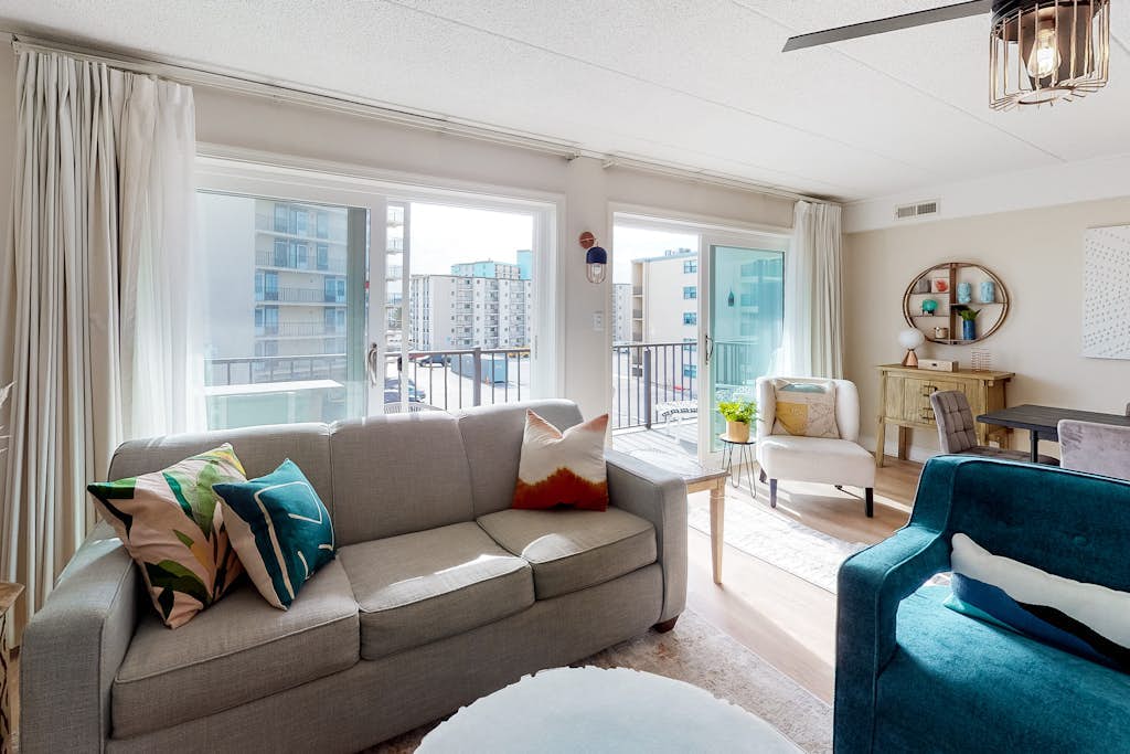 Freshly Renovated Ocean Block Condo w/ Balcony, Partial Ocean View, AC & WiFi