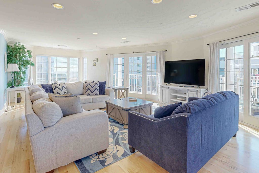 Ocean Block Condo with Large Balcony, AC, WiFi & Laundry - Steps to the Beach