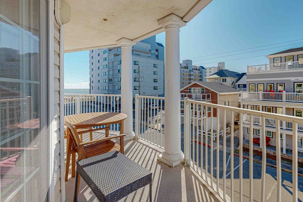 Ocean Block Condo with Large Balcony, AC, WiFi & Laundry - Steps to the Beach