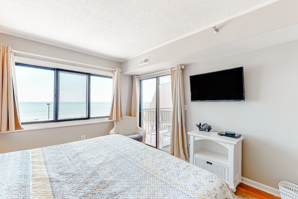 Oceanfront Condo with Balcony, Ocean View, AC & Shared Hot Tub/Pools/Sauna