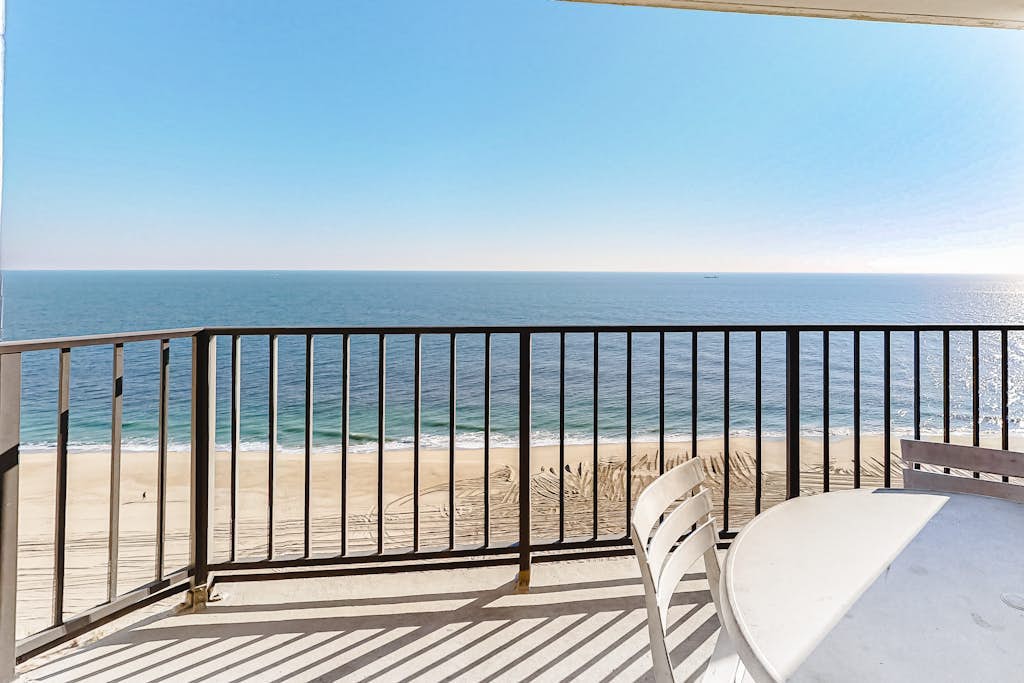 Oceanfront Condo with a Balcony, AC, WiFi, Great Views & Shared Pools/Hot Tub
