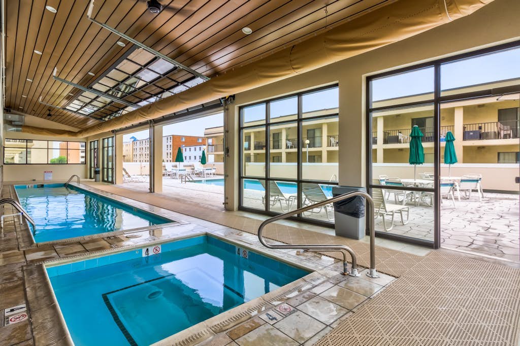 Ocean block condo with sunny balcony, central AC, laundry and pools