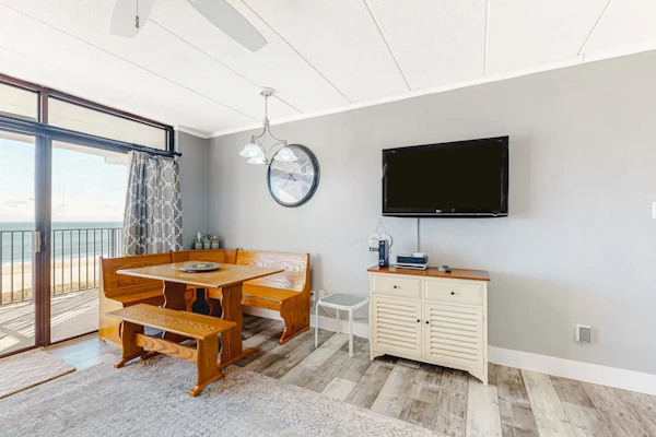 Oceanfront Condo w/ Great Beach View, Balcony, AC, W/D & Shared Pool/Tennis