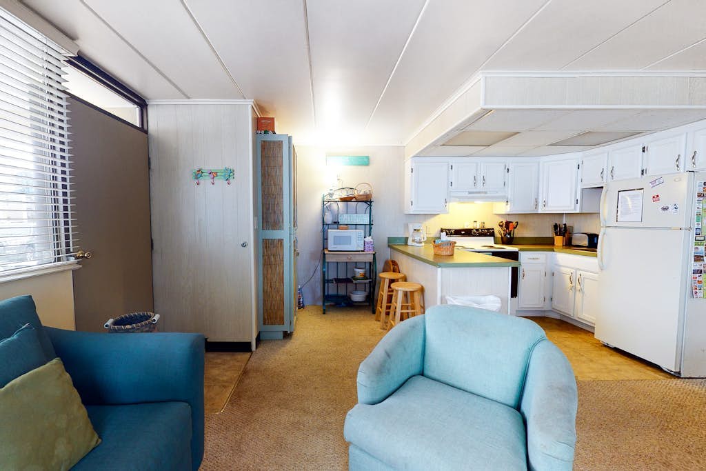 First-Floor, Ocean Block Condo with Patio, AC, WiFi & Laundry - Steps to Beach