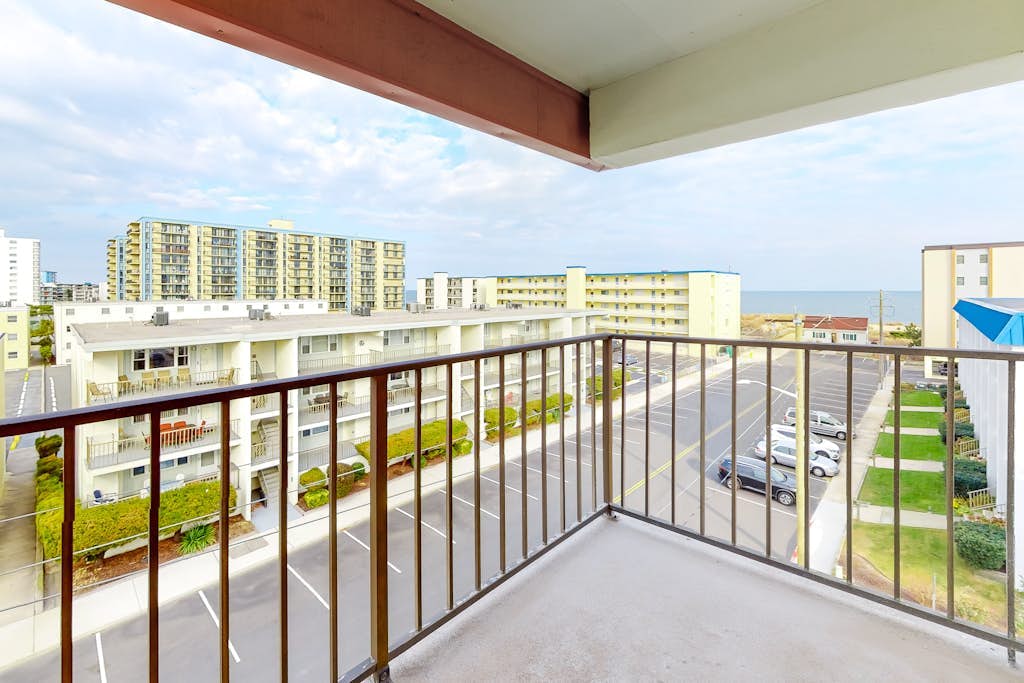 Sunny Condo w/ Balcony, Partial Ocean View & AC - Walk to Beach/Northside Park