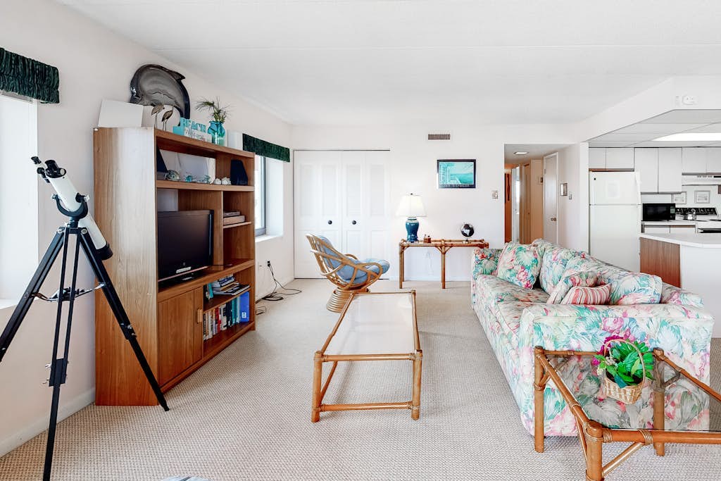 Sunny Condo w/ Balcony, Partial Ocean View & AC - Walk to Beach/Northside Park