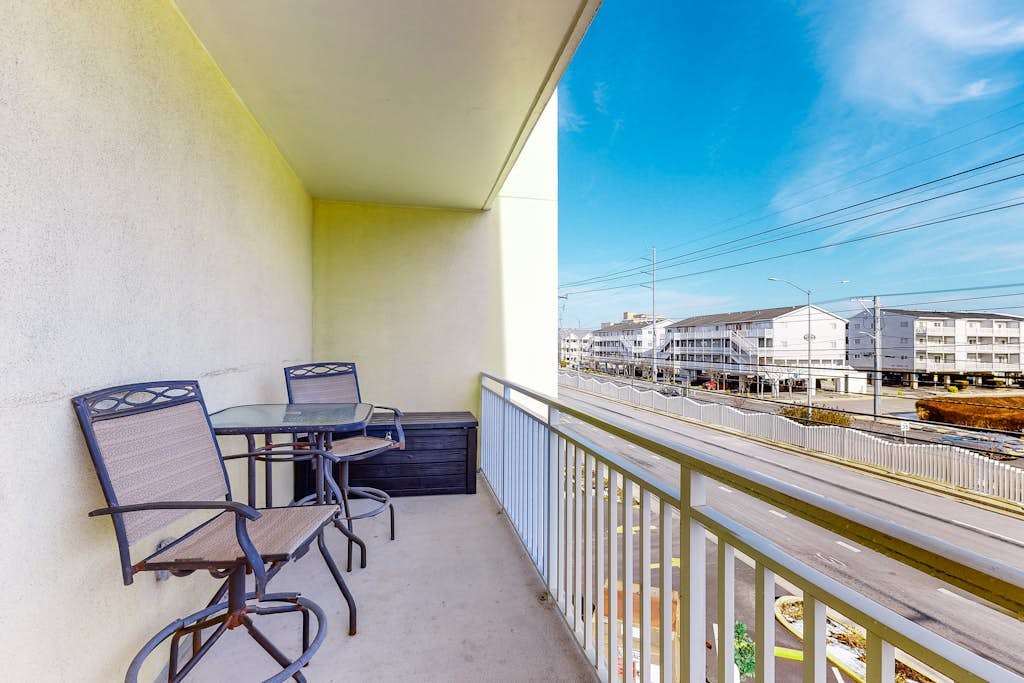 Bayside condo in Midtown with balcony, pool, sauna, gym & pier