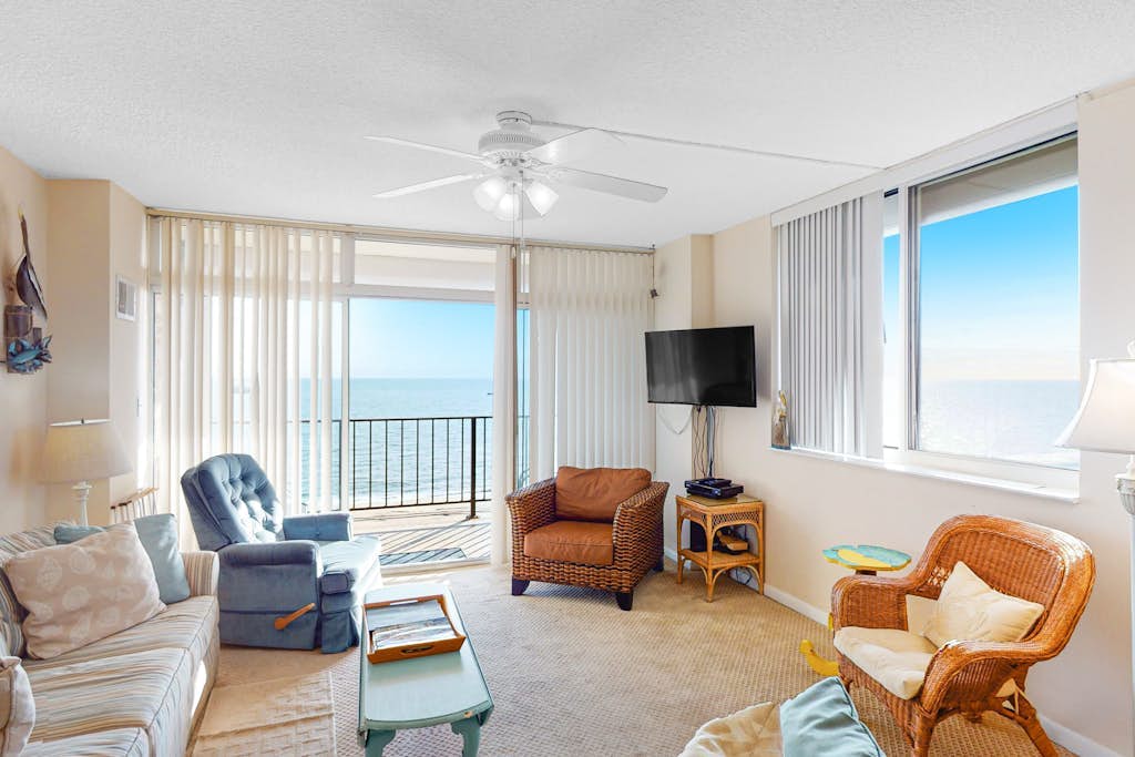 Oceanfront condo with balcony, lovely sunrise view, central AC & pool
