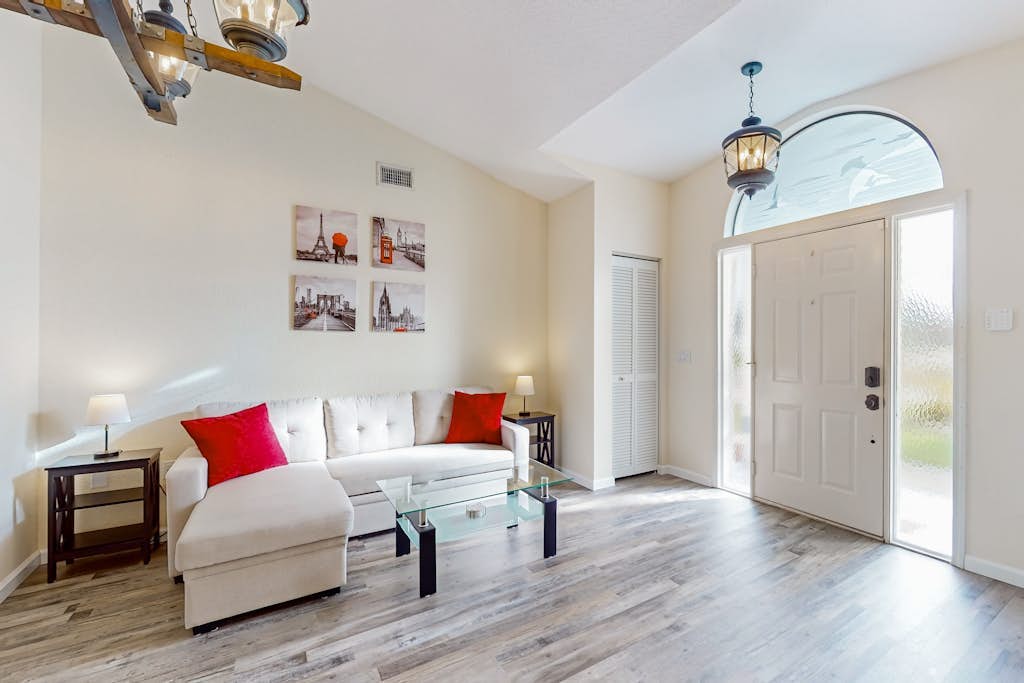 Cozy home with private pool, lanai, central AC & washer/dryer