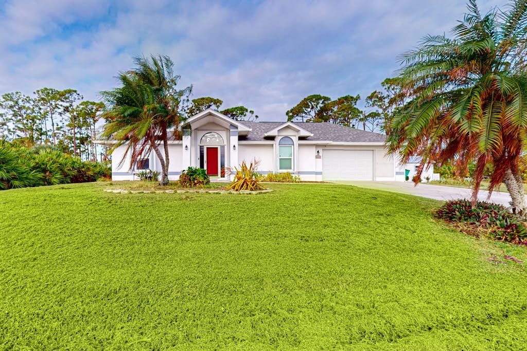Cozy home with private pool, lanai, central AC & washer/dryer