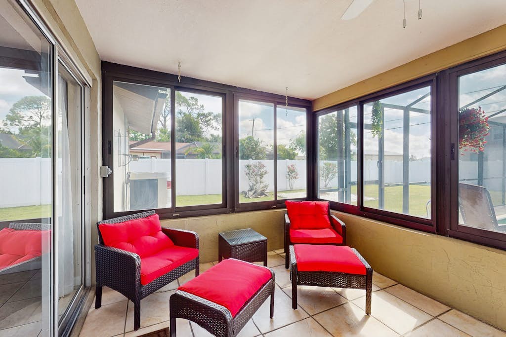 Family and dog friendly pool home, close to beaches, harbor and river