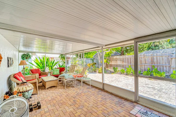 Dog-friendly home 2 blocks from the beach with kayaks, SUP, bikes & patio
