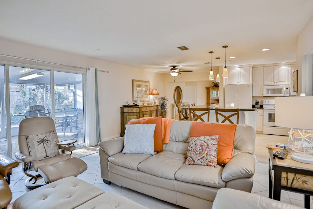 Dog-friendly home 2 blocks from the beach with kayaks, SUP, bikes & patio