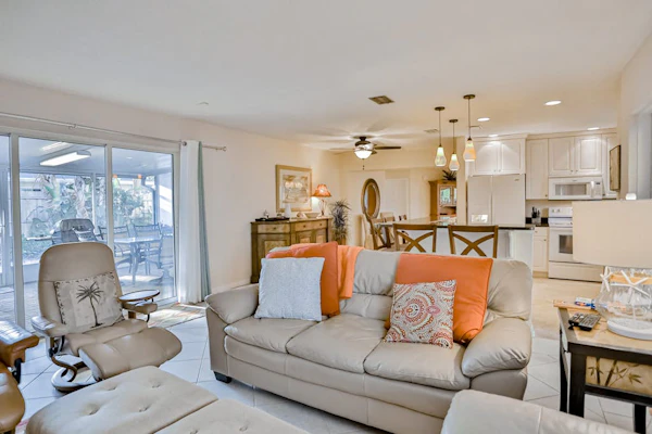 Dog-friendly home 2 blocks from the beach with kayaks, SUP, bikes & patio