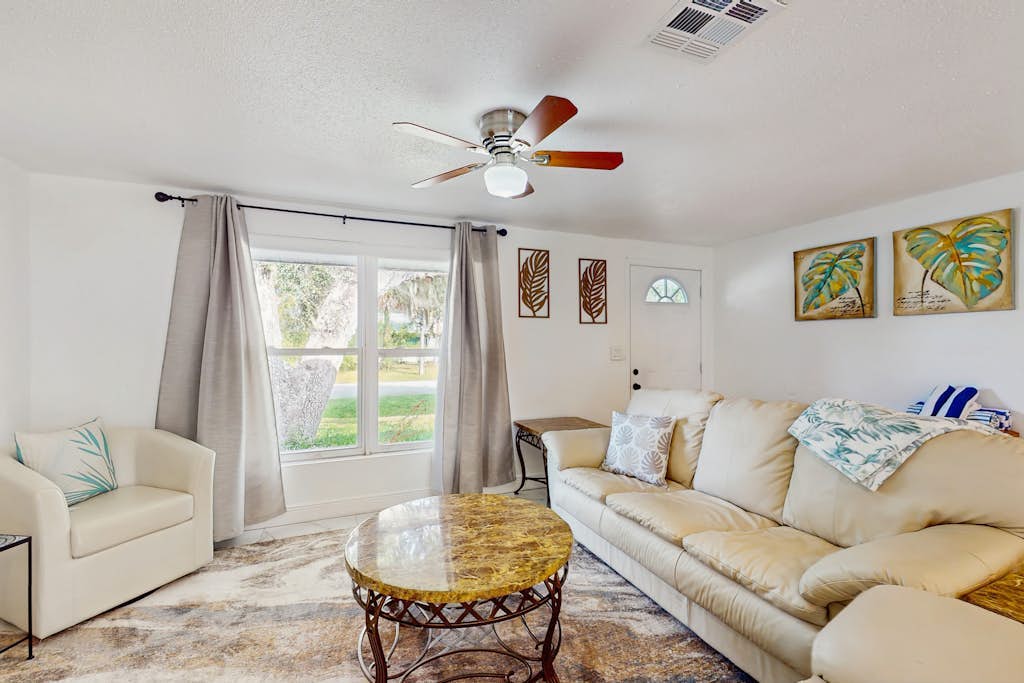 Relax, Swim & Explore! A Dog-Friendly Private Pool Retreat Close to Everything!
