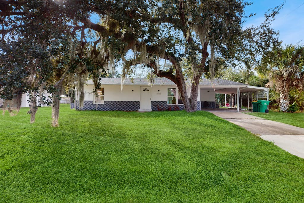 Relax, Swim & Explore! A Dog-Friendly Private Pool Retreat Close to Everything!