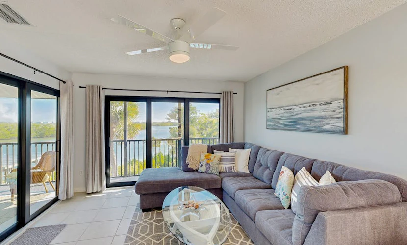 Relaxed island condo with private beach & bay access, pool