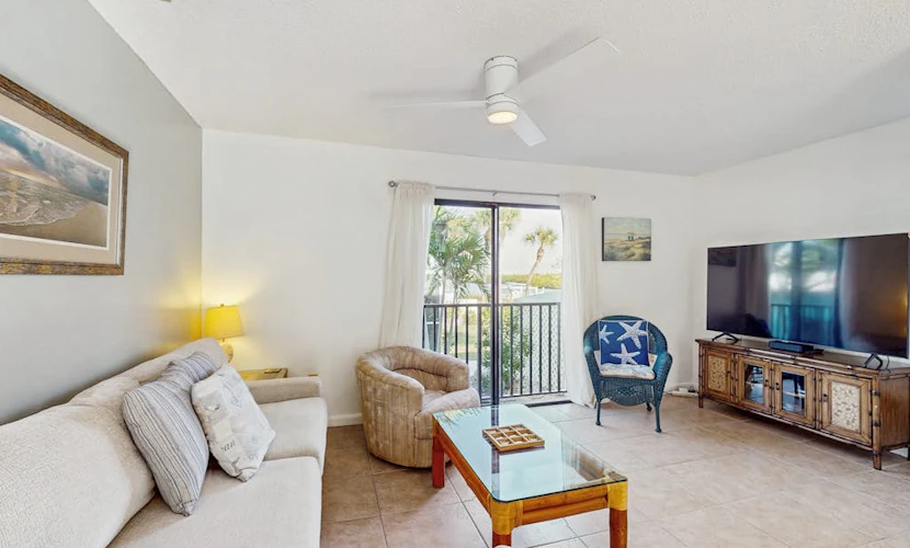 Charming condo with access to shared outdoor pool, wifi, and private balcony