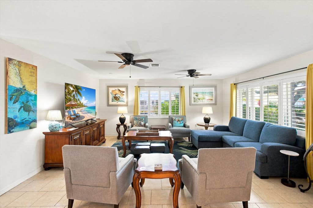 Dog-friendly sunny stay with private pool, patio, full kitchen, sunroom & W/D