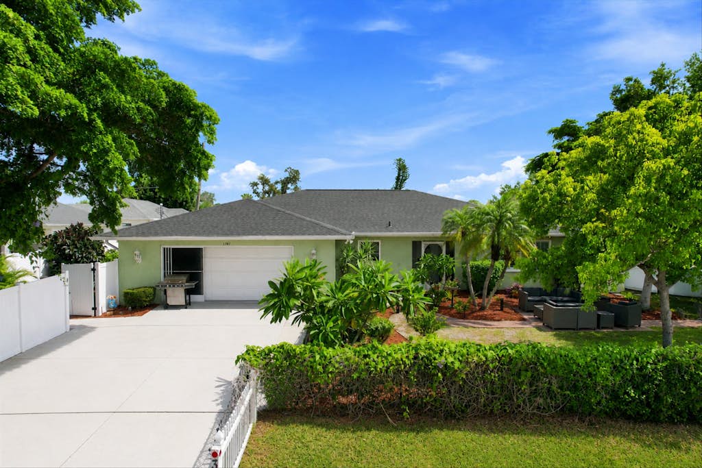 Dog-friendly sunny stay with private pool, patio, full kitchen, sunroom & W/D