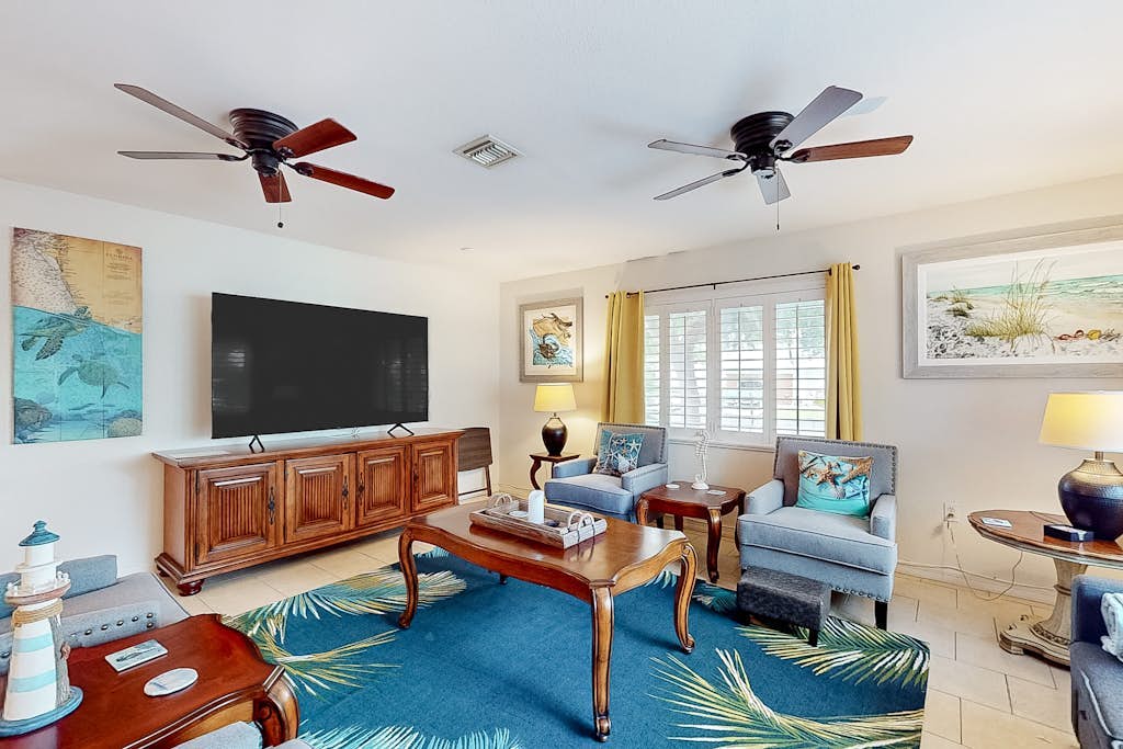 Spacious property with separate living quarters, pool, & lanai - dog-friendly