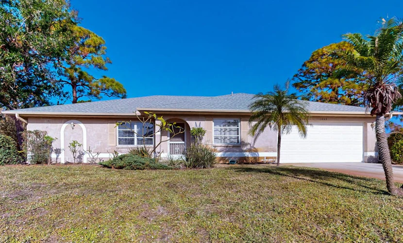 Coastal charm within blocks of the Gulf beaches, snowbird and dog friendly, AC
