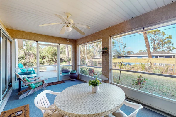 Coastal charm within blocks of the Gulf beaches, snowbird and dog friendly, AC
