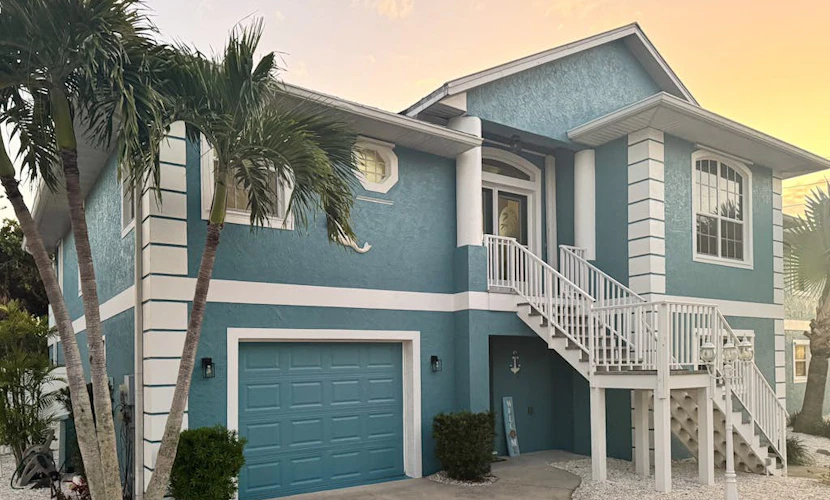 Coastal retreat steps to the beach with screened lanai and bikes