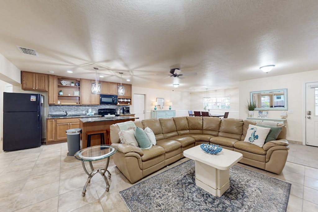 Coastal retreat steps to the beach with screened lanai and bikes