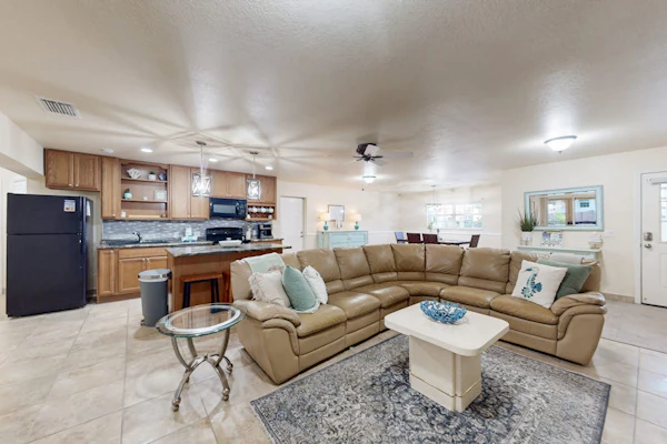 Coastal retreat steps to the beach with screened lanai and bikes