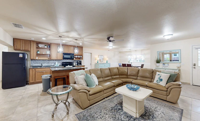 Coastal retreat steps to the beach with screened lanai and bikes