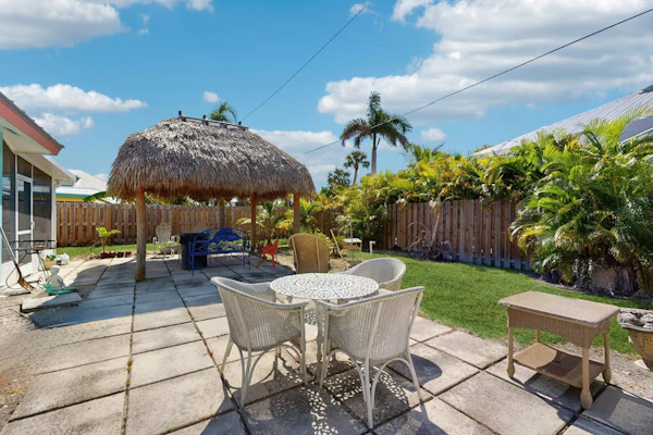 Coastal Cottage walking distance to the beach, internet and washer and dryer