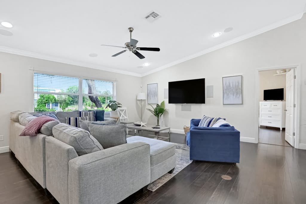 Amazing retreat w/great location, WiFi, pool/spa, horseshoes, enclosed backyard