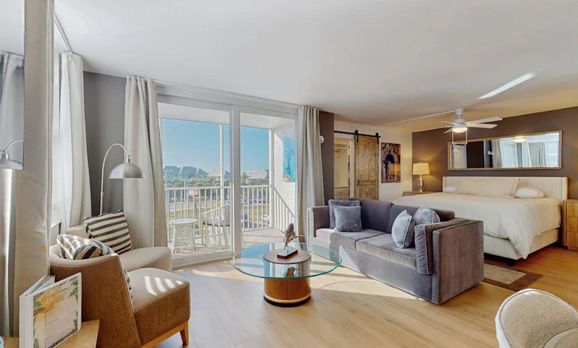 Gorgeous condo with modern upgrades, Gulfviews & shared pool