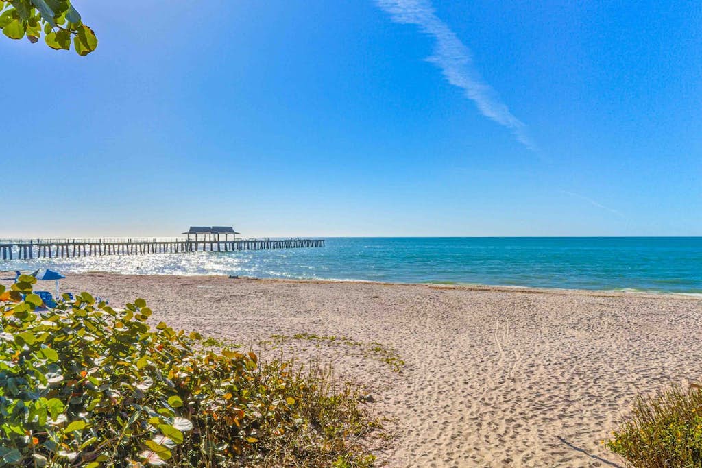 Beautiful home w/ heated in ground pool, wifi, dog-friendly, and sundeck