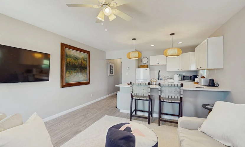 Cozy coastal duplex with full kitchen, close to beach & shopping