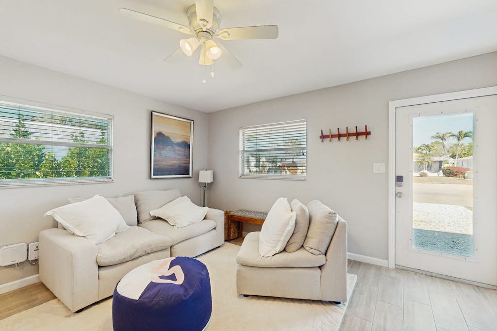 Cozy coastal duplex with full kitchen, close to beach & shopping
