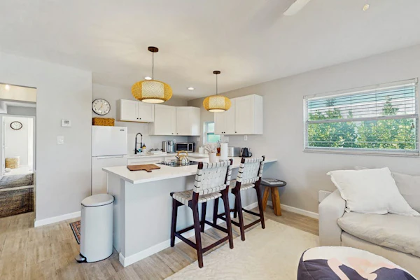Cozy coastal duplex with full kitchen, close to beach & shopping
