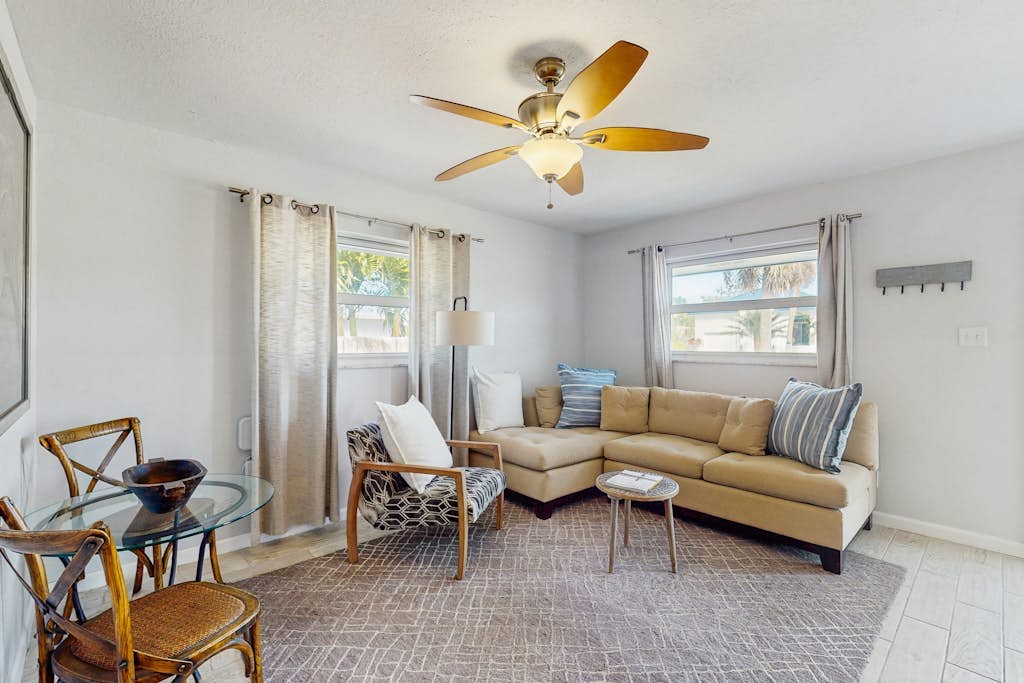 Cozy coastal duplex with full kitchen, close to beach & shopping
