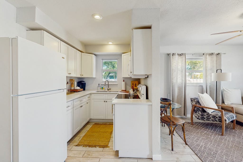 Cozy coastal duplex with full kitchen, close to beach & shopping