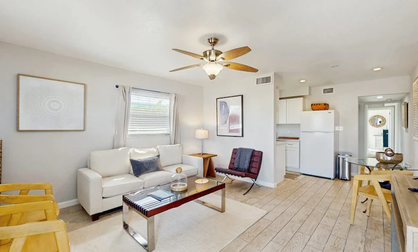 Cozy coastal duplex with full kitchen, close to beach & shopping