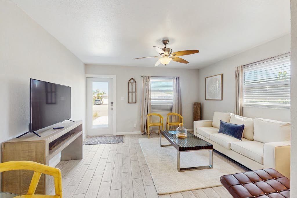 Cozy coastal duplex with full kitchen, close to beach & shopping