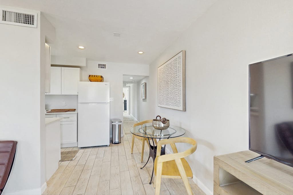 Cozy coastal duplex with full kitchen, close to beach & shopping