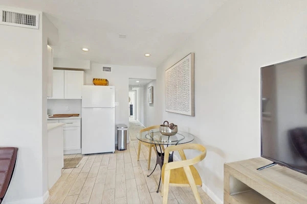 Cozy coastal duplex with full kitchen, close to beach & shopping