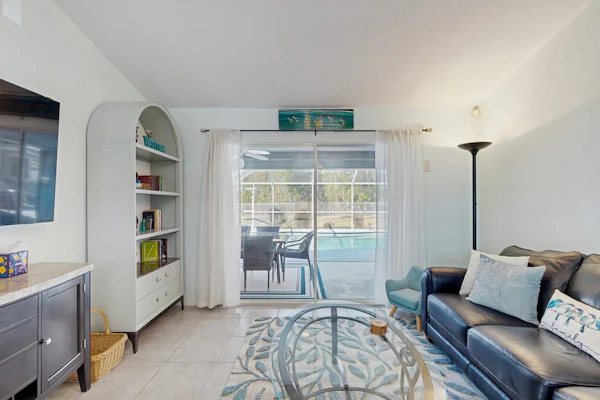 Dog-friendly home w/private salt water in ground pool & close to Shamrock Park