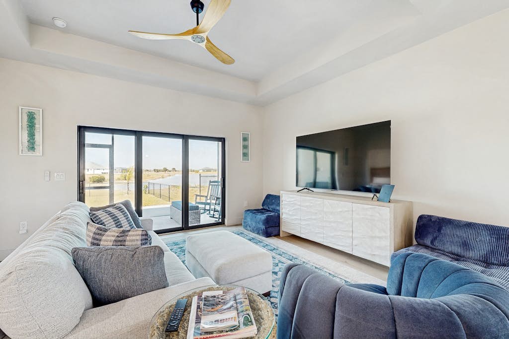 Lakefront duplex escape w/lanai, fishing, fenced yard, golfers paradise, dogs OK