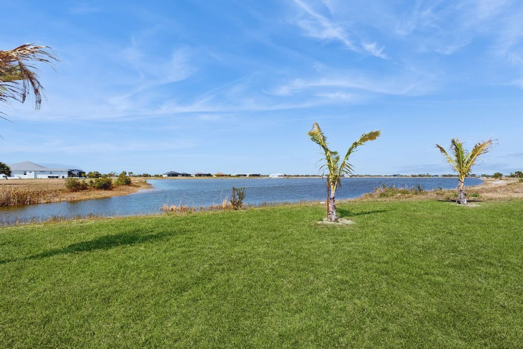 Lakefront duplex escape w/lanai, fishing, fenced yard, golfers paradise, dogs OK