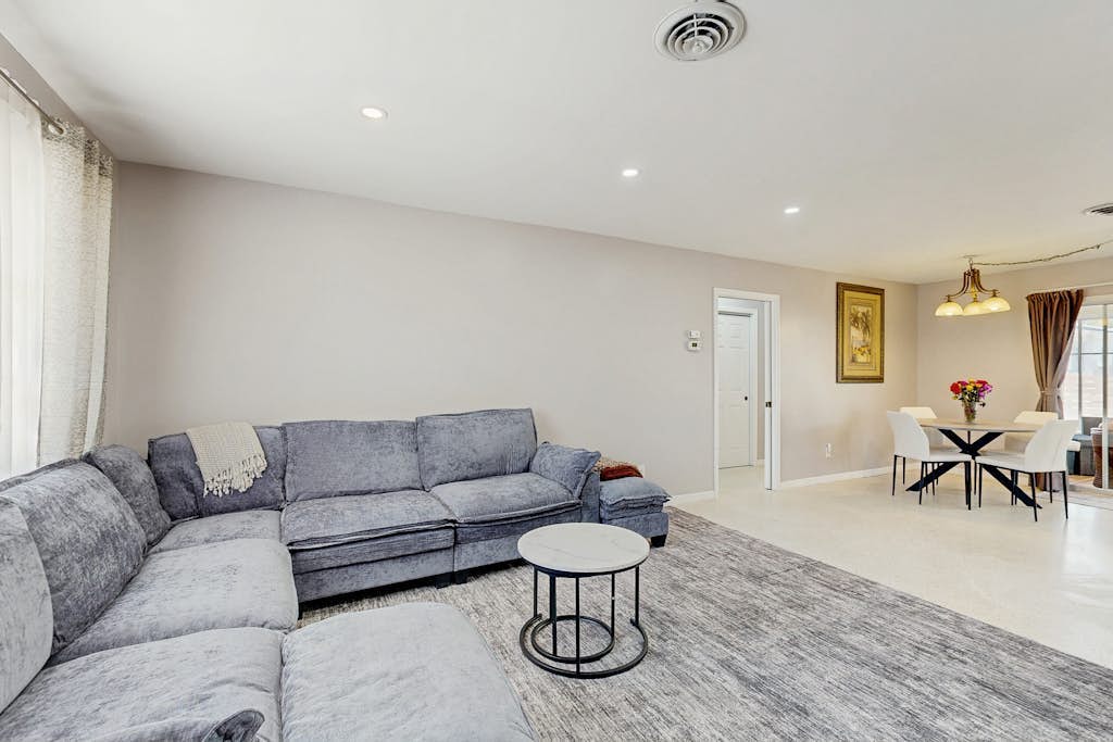 Dog-friendly home w/access to Englewood Beach, WIFI, and outdoor patio