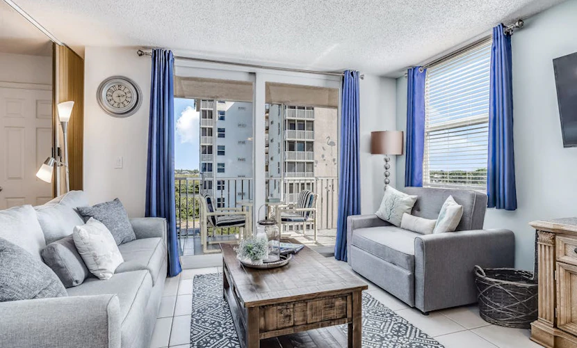 Romantic retreat for two w/ private balcony, tennis, & beach access