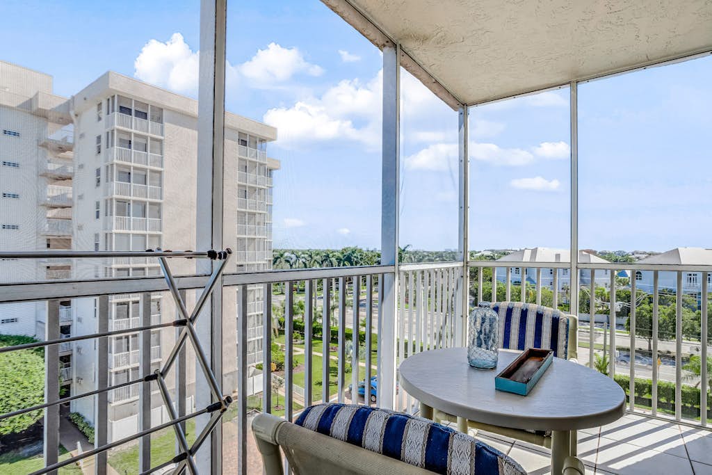 Romantic retreat for two w/ private balcony, tennis, & beach access